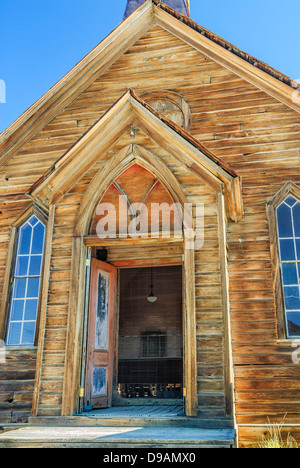 La chiesa metodista in oro abbandonate città mineraria di Bodie nella parte orientale della California. Foto Stock