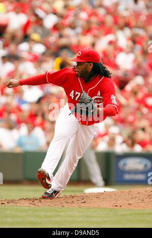 Cincinnati, OH, Stati Uniti d'America. 16 Giugno, 2013. Giugno 16, 2013 a Cincinnati, OH.Cincinnati Reds pitcher Johnny Cueto in azione contro il Milwaukee Brewers durante i rossi 5-1 la vittoria a giugno 16, 2013 a Great American Ballpark a Cincinnati, OH.Daniel Gluskoter/CSM Credito: csm/Alamy Live News Foto Stock