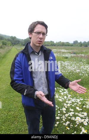 (FILE) un archivio foto datata 29 maggio 2013 mostra il prof. Dott. Nico Eisenhauer da Friedrich Schiller University Jena in piedi in un circa dieci ettari di campo in Jena, Germania. In 'esperimento di Jena,' I ricercatori stanno cercando di capire le conseguenze della diversità delle specie su circa 600 campi piccoli in Jena. Foto: Bodo Schackow Foto Stock