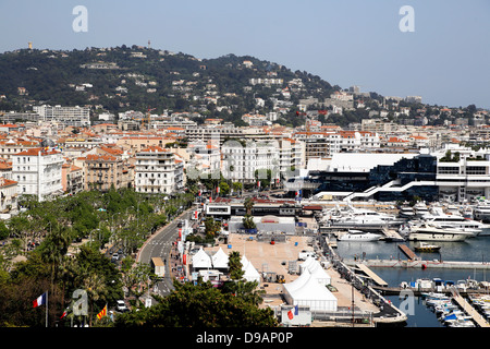 Affacciato su Cannes, Cote d'Azur, Costa Azzurra, Francia, da una collina nella Città Vecchia Foto Stock