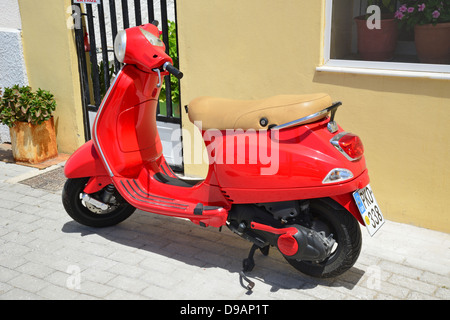 Red Vespa scooter, Kritika, nr. La città di Rodi, rodi (Rodi), del Dodecaneso, Egeo Meridionale Regione, Grecia Foto Stock