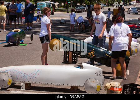 I ragazzi in movimento vetture a Washington DC Soap Box Derby - USA Foto Stock