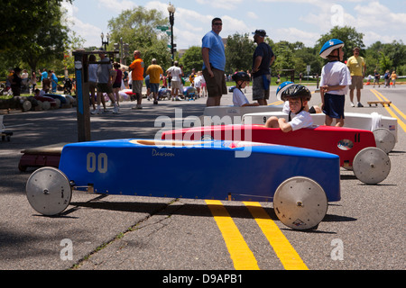 I ragazzi in movimento vetture a Washington DC Soap Box Derby - USA Foto Stock
