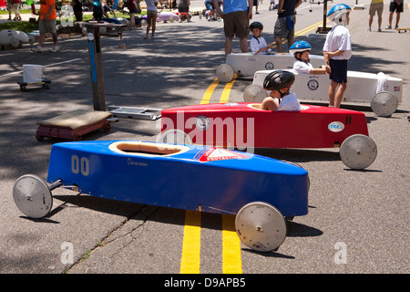 I ragazzi in movimento vetture a Washington DC Soap Box Derby - USA Foto Stock