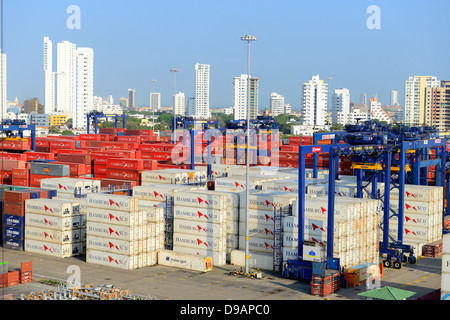 I contenitori di spedizione porto di Cartagena Colombia Sud America SA dei Caraibi Foto Stock