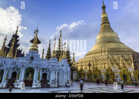 Giugno 15, 2013 - Yangon, Unione di Myanmar - Shwedagon pagoda è ufficialmente conosciuta come Shwedagon Zedi Daw ed è anche chiamato la Grande Pagoda di Dagon o la pagoda dorata. Si tratta di un 99 metri (325Â ft) tall pagoda e stupa si trova a Yangon, Birmania. La pagoda si trova ad ovest di Singuttara sulla collina e domina lo skyline della città. È il più sacro pagoda buddista in Myanmar e contiene le reliquie del passato quattro Buddha sancito: il personale di Kakusandha, il filtro dell'acqua di Koá¹‡Ägamana, un pezzo del manto di Kassapa e otto ciocche di capelli fromGautama, il Buddha storico. La pagoda Foto Stock