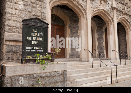 Tutte le persone accolgono il segno della Chiesa Foto Stock