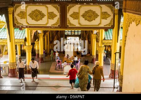 Giugno 15, 2013 - Yangon, Unione di Myanmar - Il sud scalinata in Shwedagon pagoda. La Shwedagon pagoda è ufficialmente conosciuta come Shwedagon Zedi Daw ed è anche chiamato la Grande Pagoda di Dagon o la pagoda dorata. Si tratta di un 99 metri (325Â ft) tall pagoda e stupa si trova a Yangon, Birmania. La pagoda si trova ad ovest di Singuttara sulla collina e domina lo skyline della città. È il più sacro pagoda buddista in Myanmar e contiene le reliquie del passato quattro Buddha sancito: il personale di Kakusandha, il filtro dell'acqua di Koá¹‡Ägamana, un pezzo del manto di Kassapa e otto ciocche di capelli Foto Stock