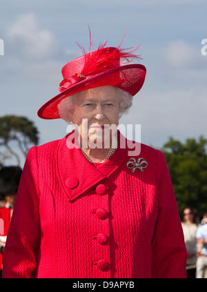 Egham, Regno Unito. 16 Giugno, 2013. La Gran Bretagna è la Regina Elisabetta II assiste il Cartier Queen's Cup finale al Guards Polo Club in Egham, 16 Giugno 2013 Foto: Albert Nieboerdpa/Alamy Live News Foto Stock