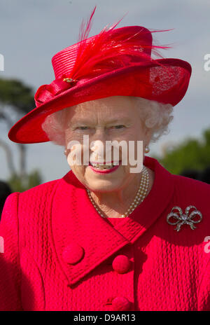 Egham, Regno Unito. 16 Giugno, 2013. La Gran Bretagna è la Regina Elisabetta II assiste il Cartier Queen's Cup finale al Guards Polo Club in Egham, 16 giugno 2013. Foto: Albert Nieboerdpa/Alamy Live News Foto Stock