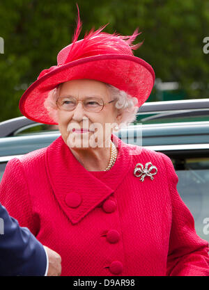 Egham, Regno Unito. 16 Giugno, 2013. La Gran Bretagna è la Regina Elisabetta II assiste il Cartier Queen's Cup finale al Guards Polo Club in Egham, 16 giugno 2013. Foto: Albert Nieboerdpa/Alamy Live News Foto Stock