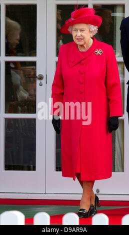 Egham, Regno Unito. 16 Giugno, 2013. La Gran Bretagna è la Regina Elisabetta II assiste il Cartier Queen's Cup finale al Guards Polo Club in Egham, 16 giugno 2013. Foto: Albert Nieboerdpa/Alamy Live News Foto Stock