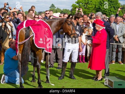 Egham, Regno Unito. 16 Giugno, 2013. La Gran Bretagna è la Regina Elisabetta II assiste il Cartier Queen's Cup finale al Guards Polo Club in Egham, 16 giugno 2013. Foto: Albert Nieboerdpa/Alamy Live News Foto Stock