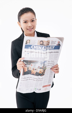 Moda Donna business tenendo un giornale in inglese Foto Stock