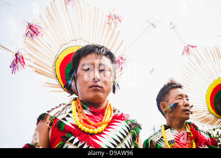 Naga tribal uomini in abito tradizionale, Hornbill Festival, Kohima, Nagaland, India Foto Stock