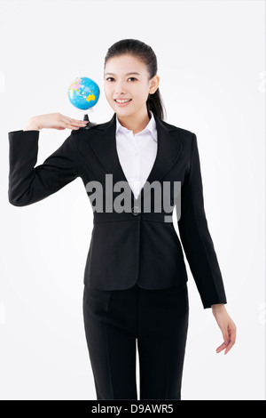 Mano che regge un globo lady business Foto Stock