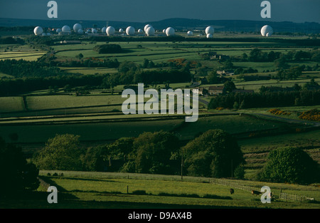 Una vista del verde Yorkshire Moors campagna guardando in giù da un colle vicino al top secret intelligence-base di raccolta di RAF Menwith Hill, vicino a Harrogate, nello Yorkshire, Inghilterra. Uno vede il surreale-cercando bianco radome in forma di palline da golf - contenenti ciascuna una parabola satellitare - che sono disseminate in tutta la fantascienza paesaggio. Molti di questi sono utilizzati per i segnali di intercettazione di satelliti per le comunicazioni e sono comunemente pensata per essere parte di Echelon e prisma progetti di intercettazione della NSA, altamente segreto mondo-wide segnali intelligence e di analisi rete. (Più.). Foto Stock