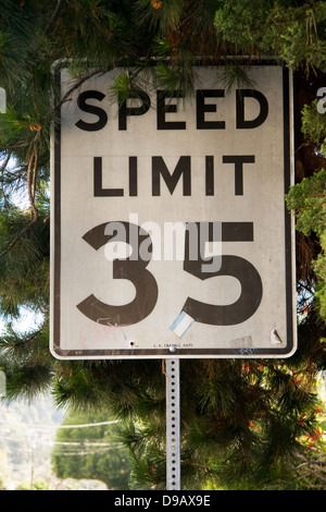 35 MPH segnale di limite di velocità USA Foto Stock