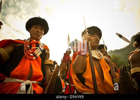 Naga guerrieri tribali in abito tradizionale con lance Hornbill Festival, Kohima, Nagaland, India Foto Stock