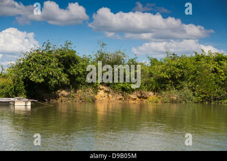 Argine del Fiume Nam Pak Krabi in Thailandia Foto Stock