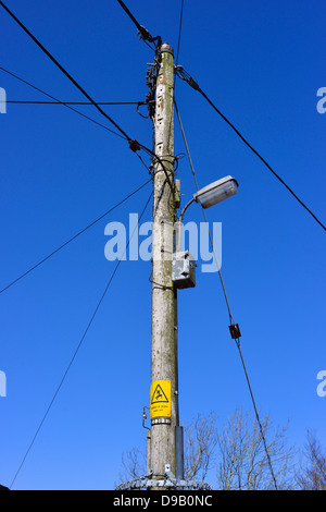 Palo di legno con cavi e lampada. Kirkbride, Cumbria, England, Regno Unito, Europa. Foto Stock