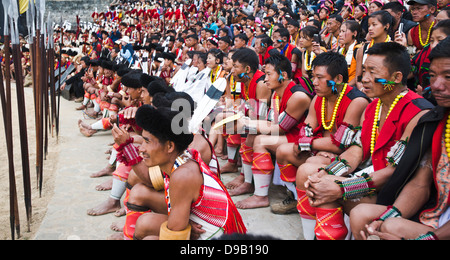 Gruppo di popolazioni Naga in abito tradizionale guardando un evento, Hornbill Festival, Kohima, Nagaland, India Foto Stock