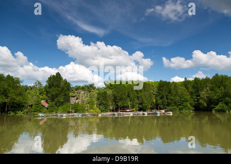 Argine del Fiume Nam Pak Krabi in Thailandia Foto Stock