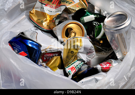 Lattine di birra in un sacchetto di plastica per essere riciclata Foto Stock