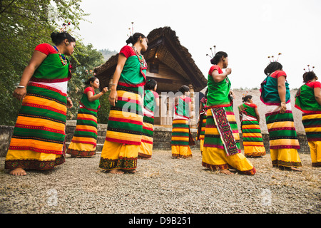 Naga donne tribali di eseguire la danza tradizionale in Hornbill Festival, Kohima, Nagaland, India Foto Stock