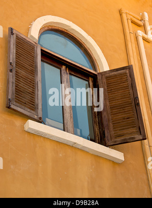 Finestra Vintage arancione sul muro di cemento può essere utilizzato per lo sfondo Foto Stock