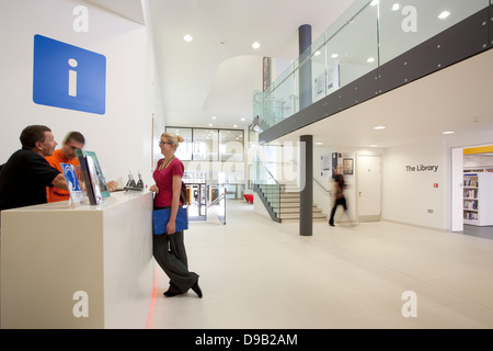 Banco informazioni nella luminosa lobby moderna del rinnovato recentemente Beaney Casa di arte e conoscenza, Canterbury, nel Kent, England, Regno Unito Foto Stock