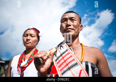 Naga tribali in abito tradizionale durante l'annuale Festival Hornbill a Kisama, Kohima, Nagaland, India Foto Stock