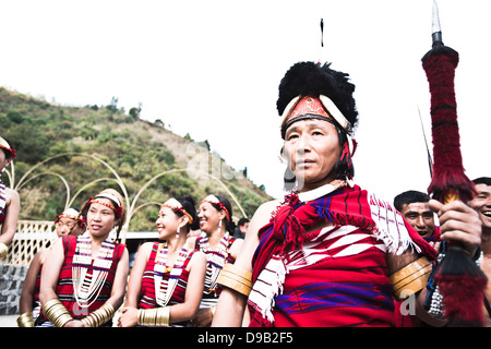 Naga tribali in abito tradizionale durante l'annuale Festival Hornbill a Kisama, Kohima, Nagaland, India Foto Stock