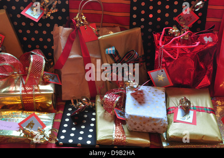 Un mucchio di regali di Natale avvolto Foto Stock