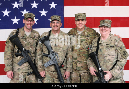 Lt. Gen. Jeffrey Talley, comandante generale, U.S. La riserva di esercito Comando, posa per una foto con lo Staff Sgt. Jaymes Skillman, Master Sgt. Dan Skillman e Master Sgt. Lola Skillman durante la sua visita il 26 aprile 2013 a Kandahar, Afghanistan. Il Skillmans, marito, moglie e figlio, tutte servite con il 652nd supporto regionale Group con sede a Helena, Mont., dove essi risiedono tutti e sono attualmente in servizio in Afghanistan. Foto Stock