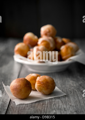 Piccole ciambelle fresche, noto anche come fori di ciambella, preparato per lucidare il giovedì grasso. Foto Stock