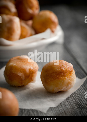 Piccole ciambelle fresche, noto anche come fori di ciambella, preparato per lucidare il giovedì grasso. Foto Stock