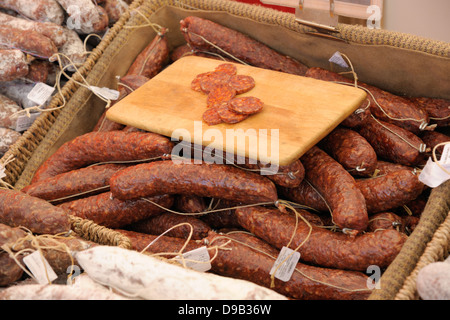 Essiccato salsicce su un mercato gli operatori in stallo. Foto Stock
