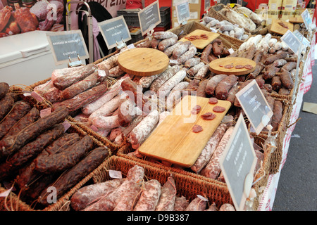 Essiccato salsicce su un mercato gli operatori in stallo. Foto Stock