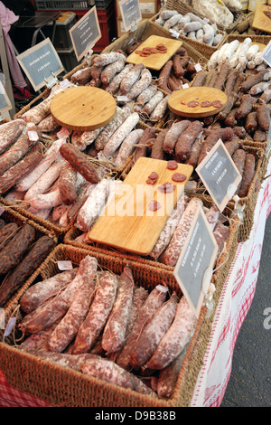 Essiccato salsicce su un mercato gli operatori in stallo. Foto Stock