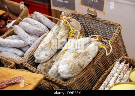 Essiccato salsicce su un mercato gli operatori in stallo. Foto Stock