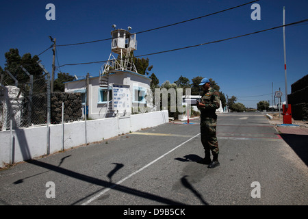 Un peacekeeper delle Nazioni Unite disimpegno osservatore vigore UNDOF dall'India si trova all'ingresso del UNDOF base adiacente alla Quneitra valico di frontiera nel Golan tra Israele e la Siria Foto Stock