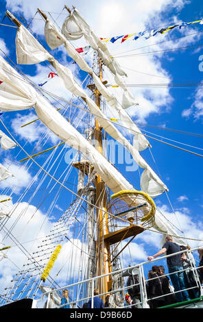 Rouen, Francia. Il 15 giugno 2013. Mexican Naval training nave, Cuauhtemoc a Rouen Armada. Viva il cielo blu con nuvole. Formato verticale. Drammatica vista del montante e vele. Gli spettatori sono sul ponte. Foto Stock