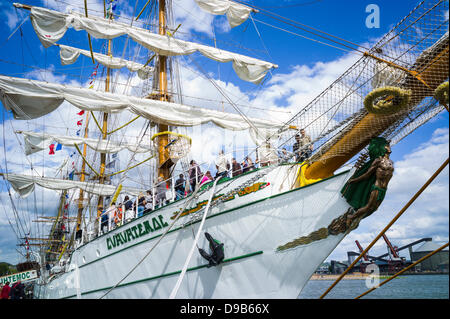 Rouen, Francia. Il 15 giugno 2013. Mexican Naval training nave, Cuauhtemoc a Rouen Armada. Viva il cielo blu con nuvole. Formato orizzontale. Drammatica vista del montante e vele. Foto Stock