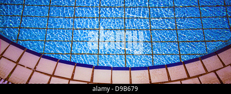 Scatto panoramico astratto di una piscina curva Foto Stock