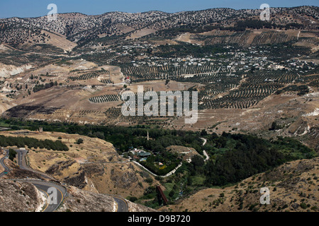 Una vista verso Hamat Gader o al-Hamma un sito di sorgenti termali nella valle del fiume Yarmouk, vicino al confine con la Giordania e il Mar di Galilea nelle alture del Golan meridionale di Israele Foto Stock