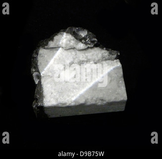 Moon rock - 128 grammi (parte di un 5,5 kilo boulder) è un pezzo del nostro vicino nel sistema solare, la luna, raccolti per gli astronauti della missione Apollo 16 in aprile 1972. Foto Stock