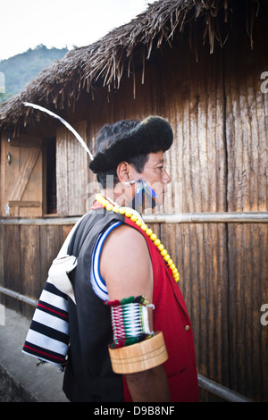 Naga tribesman in abito tradizionale durante l'annuale Festival Hornbill a Kisama, Kohima, Nagaland, India Foto Stock