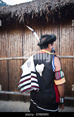 Naga tribesman in abito tradizionale durante l'annuale Festival Hornbill a Kisama, Kohima, Nagaland, India Foto Stock