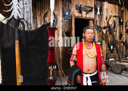 Naga tribesman in abito tradizionale durante l'annuale Festival Hornbill a Kisama, Kohima, Nagaland, India Foto Stock